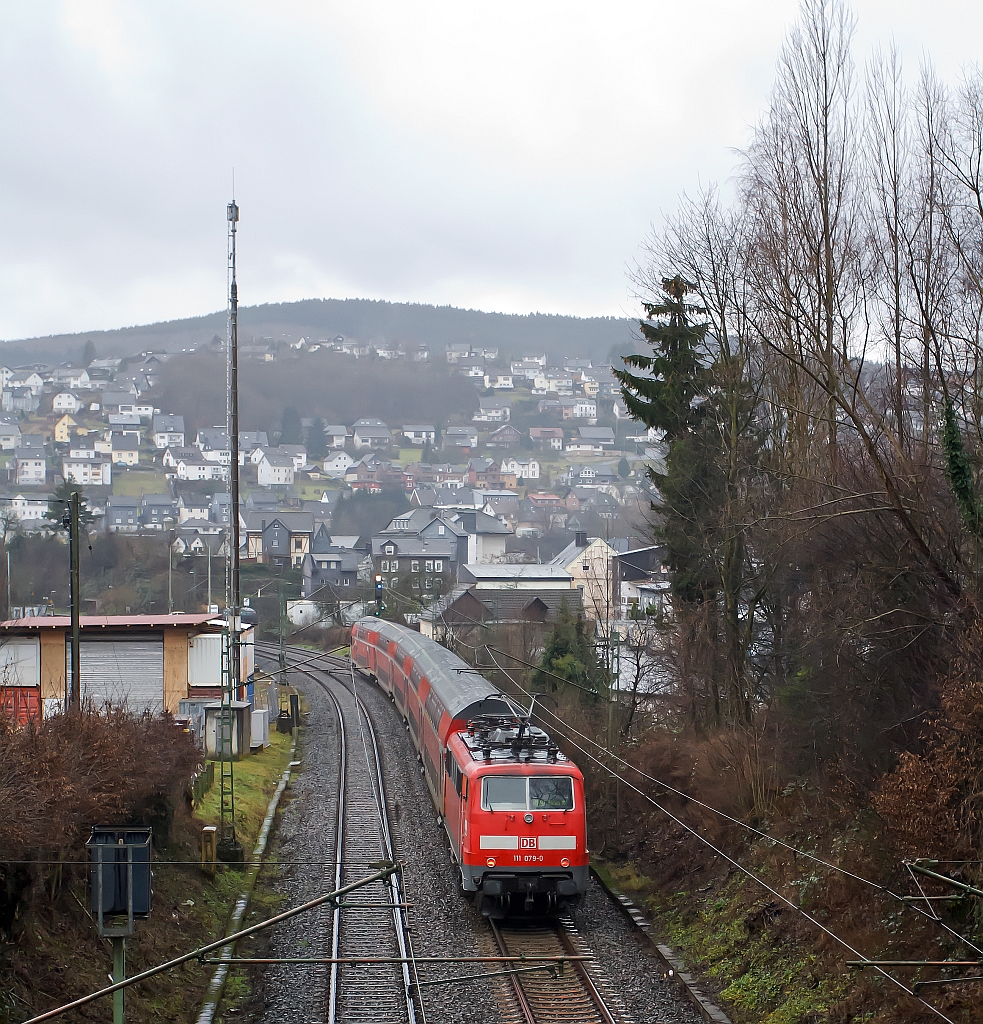 Der RE 9 (Rhein-Sieg-Express) Siegen-Kln-Aachen, fhrt Steuerwagen voraus von Siegen in Richtung Kln, hier am 07.01.2012 in Niederschelden. Schublok ist die 111 079-0 .