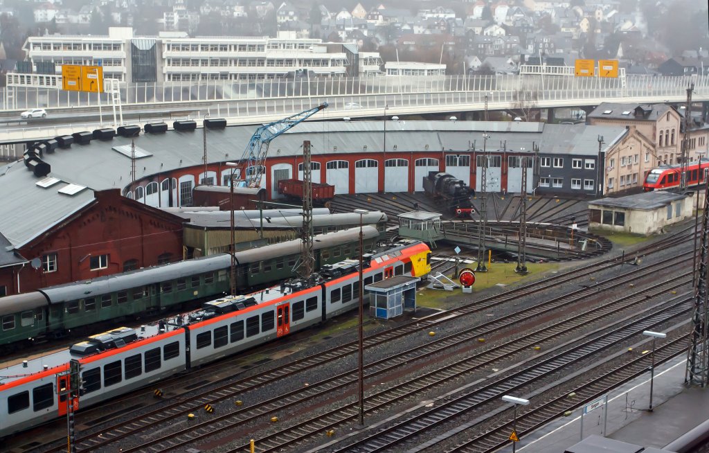 Der RE 9 (Rhein-Sieg-Express) Siegen-Kln-Aachen, kommt Steuerwagen voraus von Siegen aus dem Eiserfelder Tunnel, hier am 07.01.2012 in Niederschelden. Schublok ist die 111 079-0.