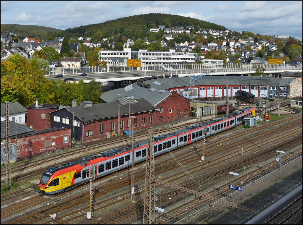 Der Siegener Ringlokschuppen (Sdwestflische Eisenbahnmuseum) mit einem abgestellten 5-teiligen Flirt der HLB (Hessische Landesbahn) vom Parkdeck der City Galerie aus gesehen. 13.10.2012 (Jeanny)