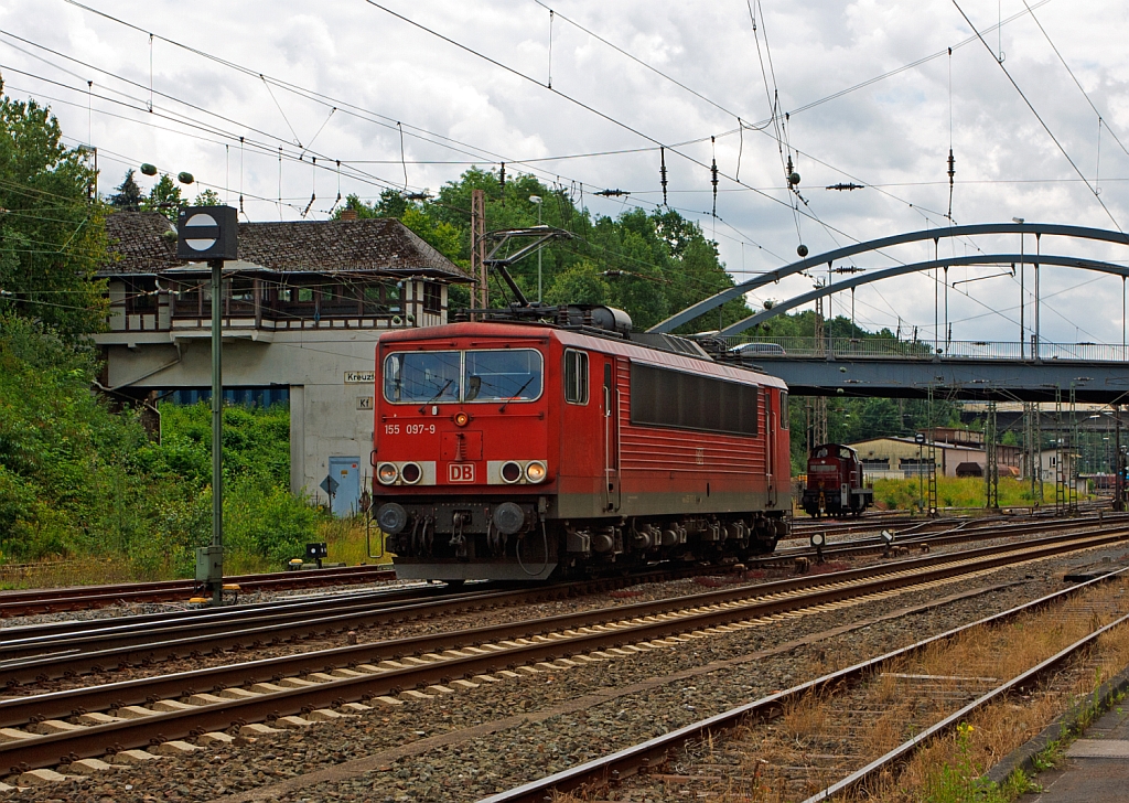 Der Strom-Container 155 097-9 ex DR 250 097-9 rangiert am 10.07.2012 solo in Kreuztal, um spter dann in Richtung Siegen fahren zu knnen.

Diese Lokbaureihe wurde von 1977 bis 1984 bei LEW Hennigsdorf (genau VEB Lokomotivbau Elektrotechnische Werke „Hans Beimler“ Hennigsdorf) gebaut. Wegen ihres doch sehr zweckmigen Aufbaus und der hnlichkeit ihrer Form mit einem ISO-Container bekam diese Baureihe den Spitznamen „Strom-Container“ oder „Elektro-Container“.

Die Loks haben ein Dienstgewicht von 123 t, eine Dauerleistung von 5.100 kW, die Hchstgeschwindigkeit betrgt 125 km/h und die Achsformel ist Co'Co'.