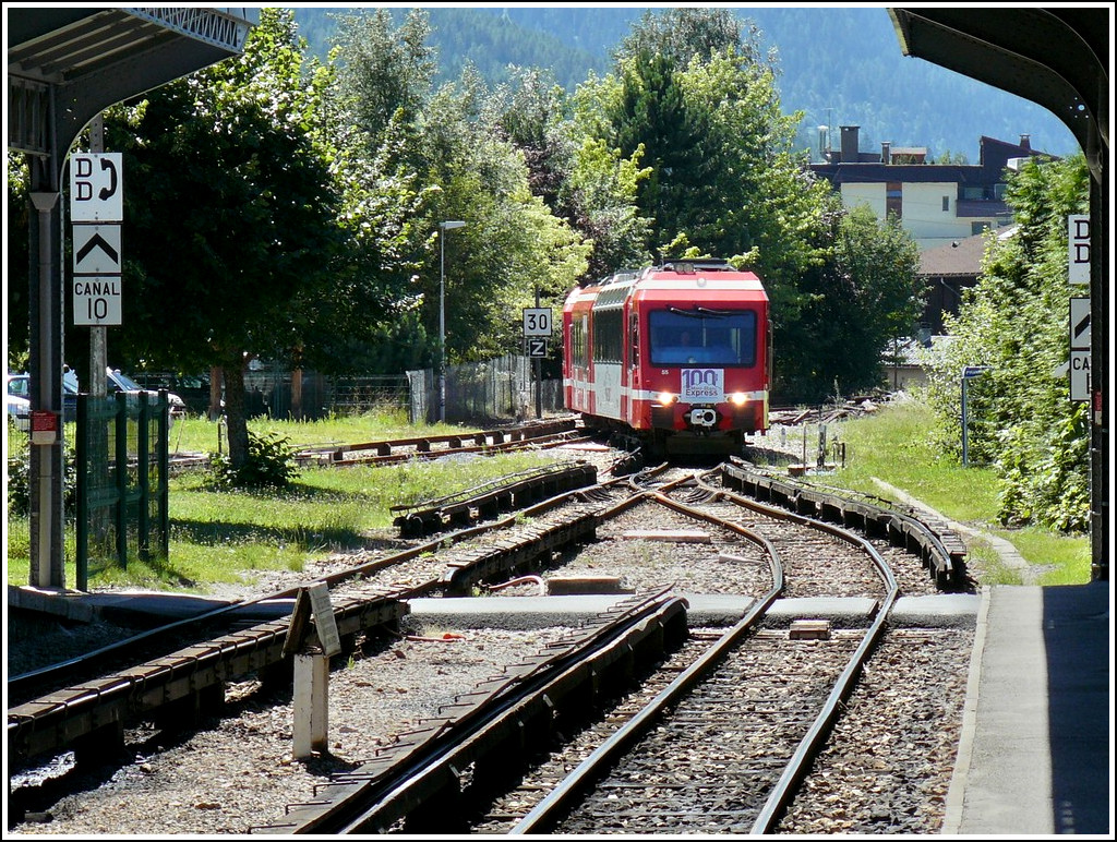 Der Triebzug Z 855 des Mont Blanc Express kommt aus St-Gervais-Le-Fayet und fhrt am 03.08.08 in den Bahnhof von Chamonix-Mont-Blanc ein. Diese Meterspurbahn wurde am 01.07.1908 offiziell eingeweiht. Sie verluft einspurig und die Zge werden ber eine Stromschiene mit 850 V Gleichstrom versorgt. Dieses System erweist sich als robuster im Fall von Lawinenabgngen, Umfallen von Bumen und groem Frost. Da diese dreiteiligen Triebzge ber keine Zahnstange verfgen, knnen sie nur bis nach Le Chtelard Frontire an der Grenze zur Schweiz fahren. Stefan drfte seine Freude an diesem Bild haben, gibt es doch eine ganze Menge Infrastruktur zu entdecken. (Hans) 