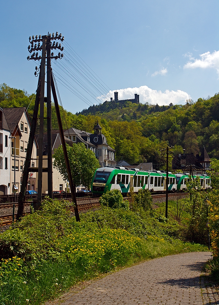 Der VT 253 gekuppelt mit VT 202 der vectus (Alstom Coradia LINT 41 und LINT 27) kommt am 05.05.2013 aus Richtung Limburg/Lahn und fhrt gleich in den Bahnhof Balduinstein ein. 
Er fhrt als RB die Strecke Limburg/Lahn - Koblenz auf der KBS 625 - Untere Lahntalbahn.

Oben thront das Schloss Schaumburg.