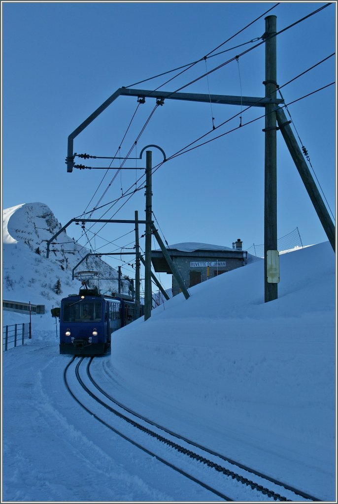 Der weisse, im Schatten liegende Schnee zeigt sich auf dem Bild ganz blau...
12.01.2012