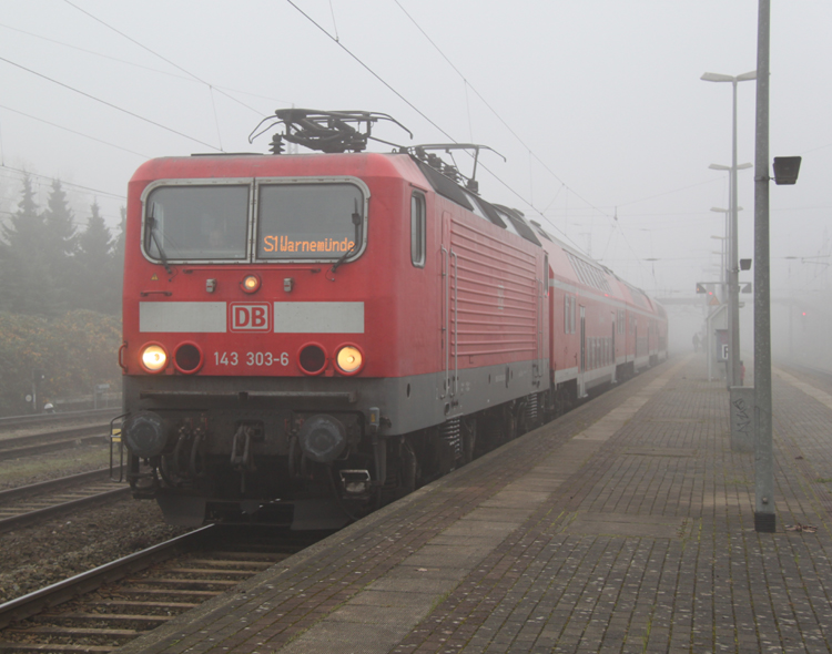 Der Wetterbericht versprach Sonne pur aber nix da der Nebel wurde ber Rostock immer dichter als 143 303-6+S1 von Rostock Hbf nach Warnemnde aus dem Bahnhof Rostock-Bramow fuhr.06.11.2011