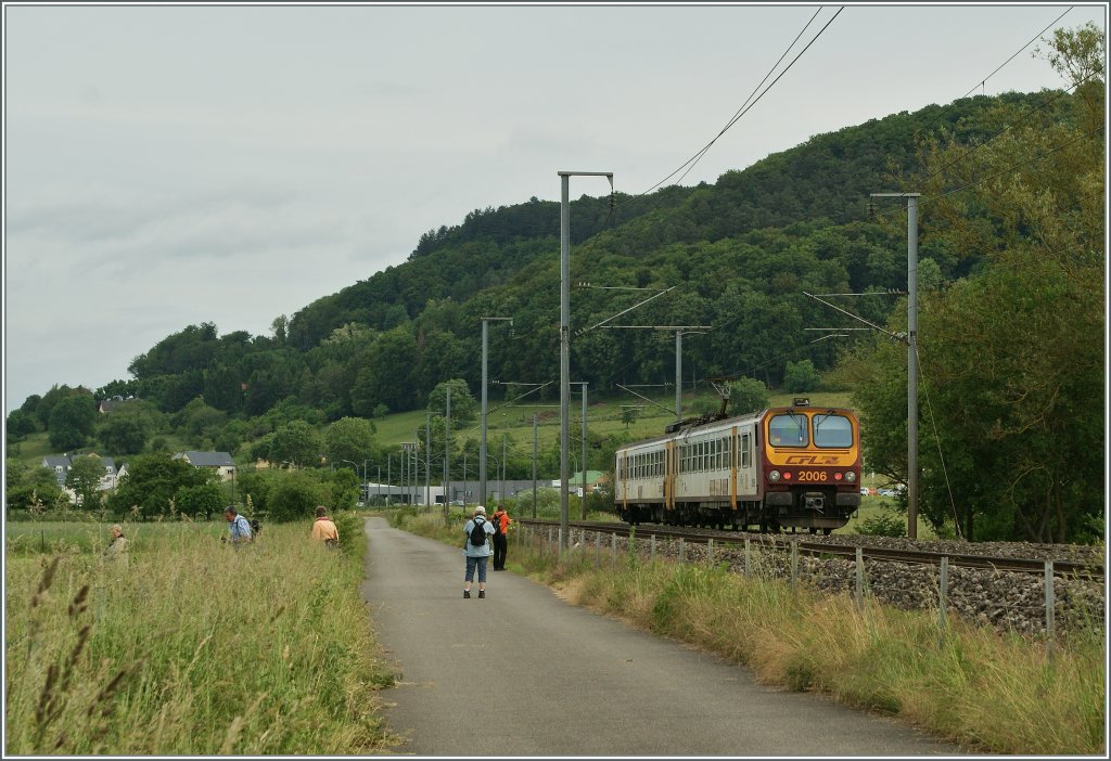 Der  Z2  2006 zwischen Lintgen und Mersch auf der Fahrt Richtung Norden mit interessantem  Beiwerk . 
15. Juni 2013