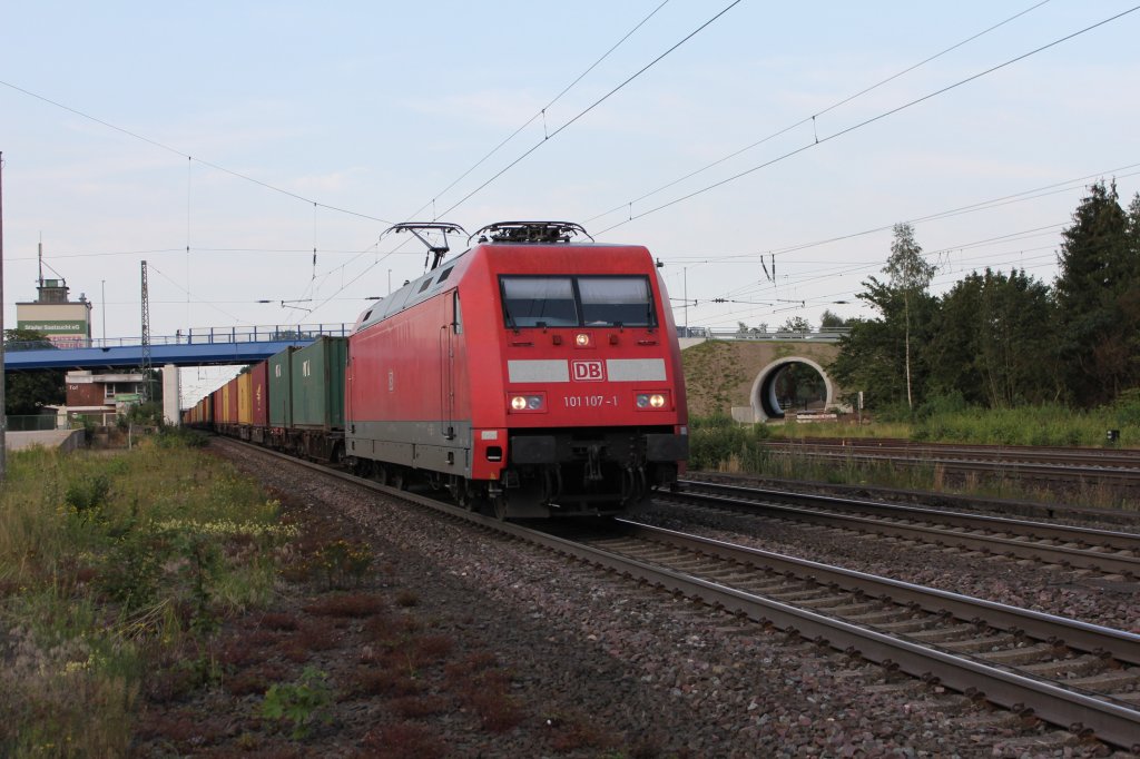 Die 101 107-1 war am 27.07.2011 im Gterverkehr im Einsatz .
Sie Kamm um 19:44 Uhr wieder Zurck Aus Hamburg. Und Durch fuhr wieder den Bahnhof Tostedt auf dem Weg nach Bremen.