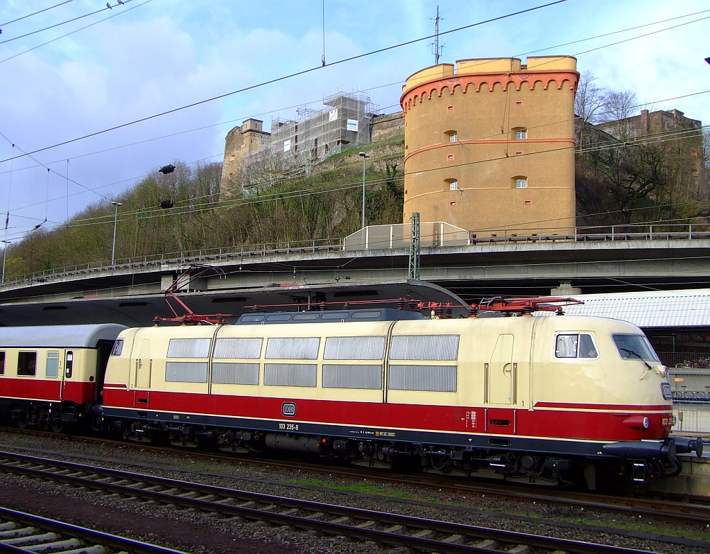 Die 103 235-8 mit IC 91 300 (mit TEE-Rheingold Wagen) steht am 03.04.2010 im Koblenzer Hauptbahnhof zur Weiterfahrt nach Trier Hbf bereit. Der Zug fuhr anlsslich des Dampfspektakels 2011.
