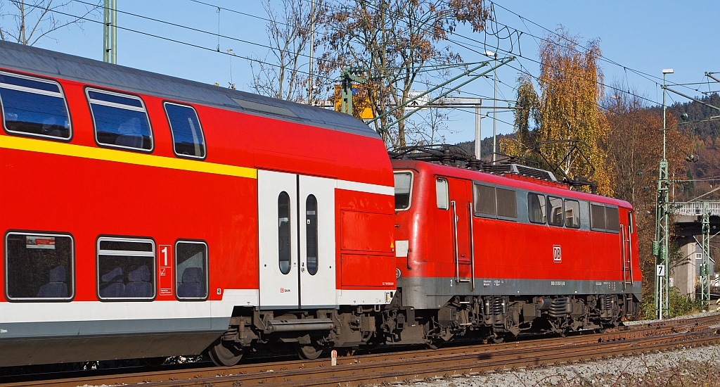 Die 111 010-5 schiebt den RE 9 - Rhein-Sieg-Express (Siegen Hbf - Aachen Hbf), hier kurz vor der Einfahrt in den Bahnhof Betzdorf/Sieg am 13.11.2011.