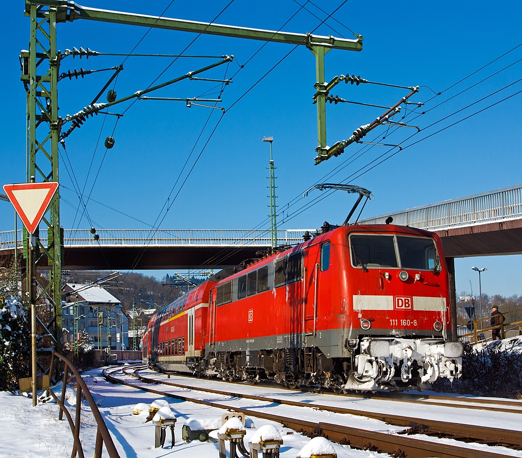 Die 111 160-8 schiebt den RE 9 (rsx - Rhein-Sieg-Express) Siegen - Kln - Aachen am 13.03.2013 in den Bahnhof Betzdorf/Sieg.