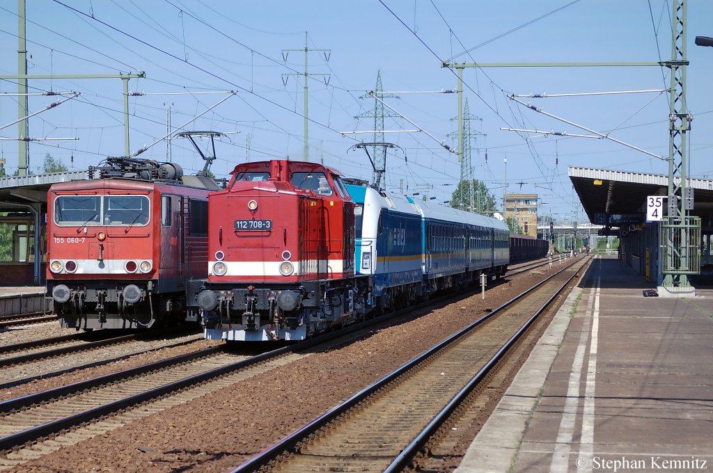 Die 112 708-3 (202 708-4) RIS und die 183 003 Alex mit dem DLr 80384 von Berlin Sch�neweide nach J�terbog in Berlin Sch�nefeld-Flughafen. 02.06.2011