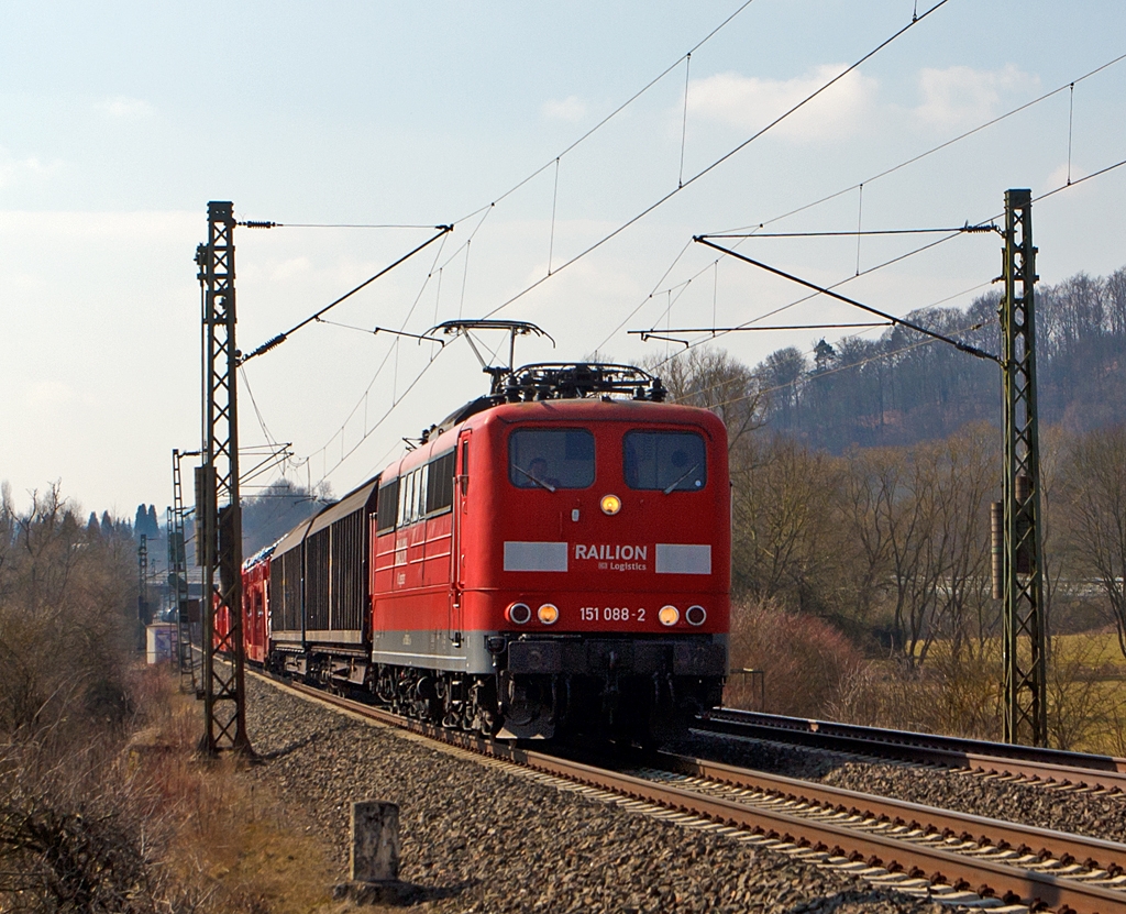 Die 151 088-2 der DB Schenker Rail zieht am 28.03.2013, hier kurz vor Dillenburg, einen gemischten Gterzug ber die Dillstrecke (KBS 445 bei km 127,6) in Richtung Siegen.