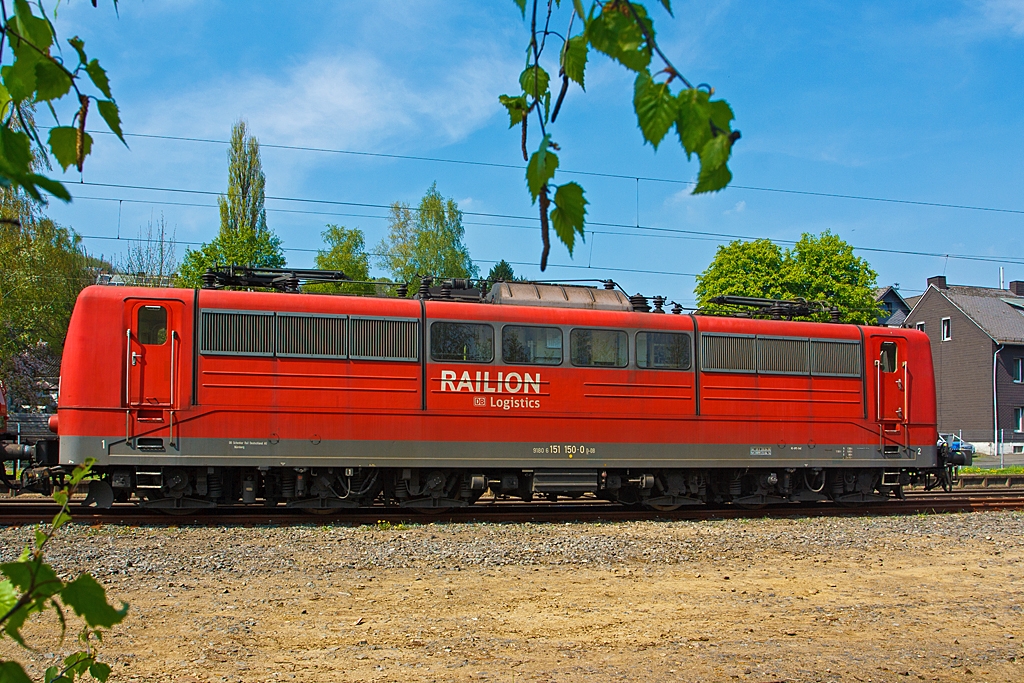 Die 151 150-0 der DB Schenker Rail hatte einen Trafo defekt, hier wird sie nun am 04.05.2013  in Brachbach (Sieg) von der 185 270-6 an den Haken genomme