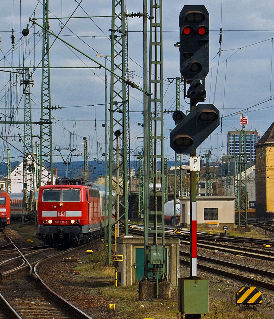 Die 181 210-6 bringt den IC 133 (Luxembourg-Koblenz-Kln-Norddeich Mole) von Luxembourg nach Koblenz, hier am 13.04.2013 bei der Einfahrt in den Hbf Koblenz. Danach bernimmt die 101 057-8 den IC. 

Leider war mir hier kein anderer Bildaufbau mglich, da ein unbek. anderer Fotograf meinte er msse sich genau an die Bahnsteigspitze (illegal) stellen. Denn eigentlich wollte ich beide Loks drauf haben.
