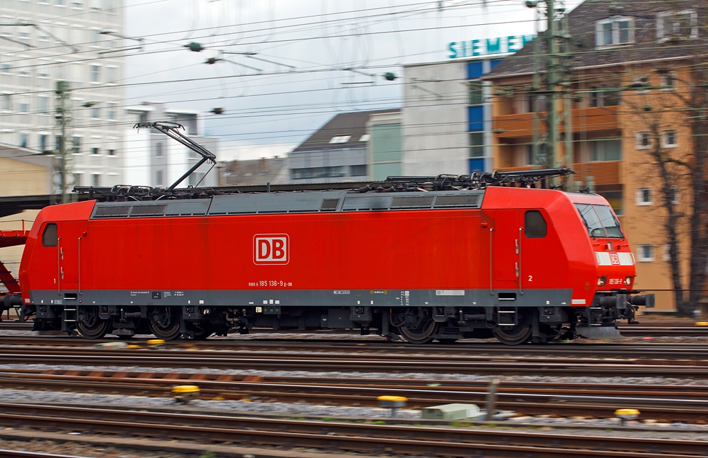 Die 185 186-9  (eine Bombardier TRAXX F140 AC 1) der DB Schenker Rail zieht am 13.04.2013 einen leeren Autozug durch Koblenz Hbf. 

Da ich sie erst spt hinter meinem Rcken bemerkte und mein Kamera nicht darauf eingestellt war, habe ich es einfach mal mit mitziehen porbiert.