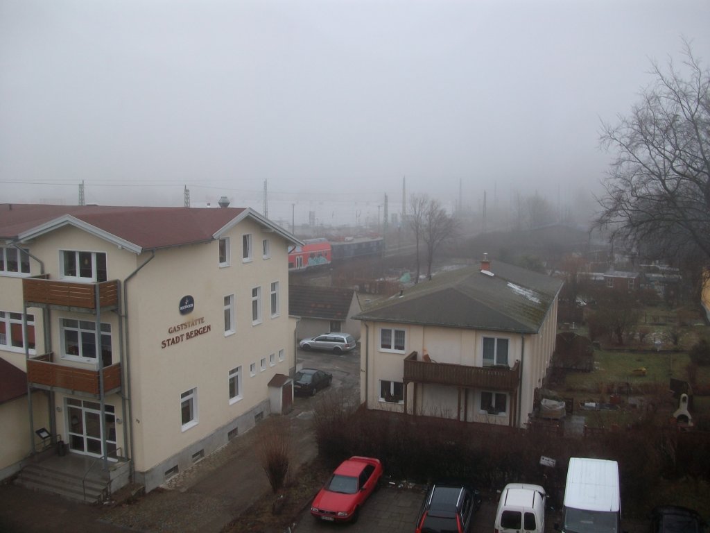 Die bei DSO angek�ndigte E18 047 nach Mukran am 02.Februar 2011 im vernebelten Bergen/R�gen.