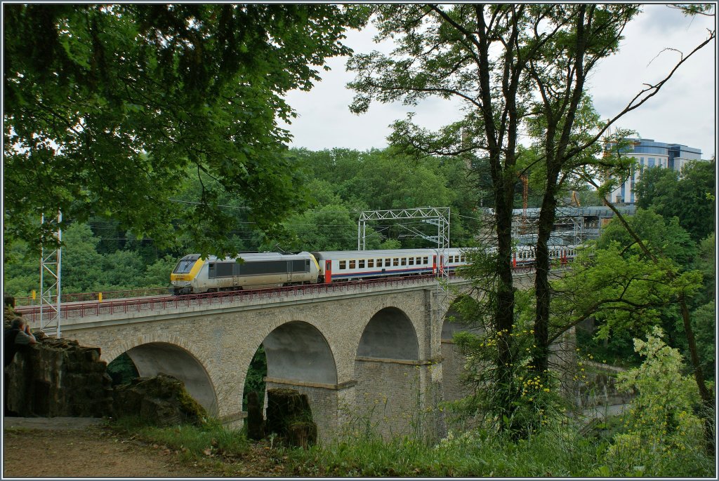 Die CFL 3006 mit ihrem Interregio nach Liers hat soeben Luxembourg verlassen.
(14.06.2013)