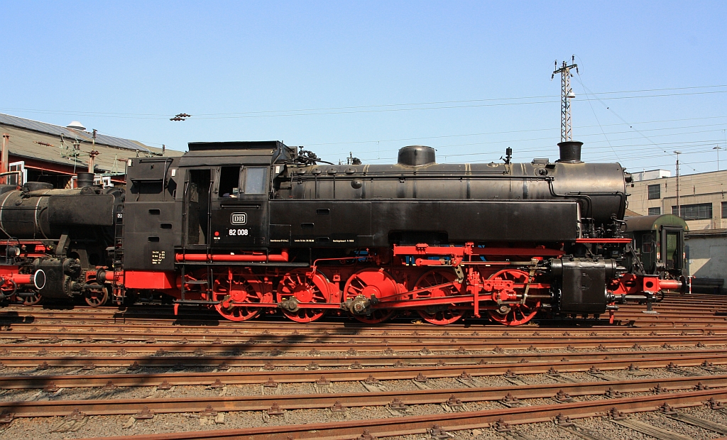 Die DB 82 008 (ex DB 082 008-4) am 23.04.2011 im Sdwestflische Eisenbahnmuseum in Siegen. 

Die Lok wurde 1951 unter Fabriknummer 2884 bei Krupp gebaut.Sie vom 02.01.1961 bis 21.05.1966  Bw Altenkirchen (Ww) beheimatet.

Seit April 2014 steht die Lok im DB Museum Koblenz-Ltzel, sie war eine Leihgabe vom DB Museum.