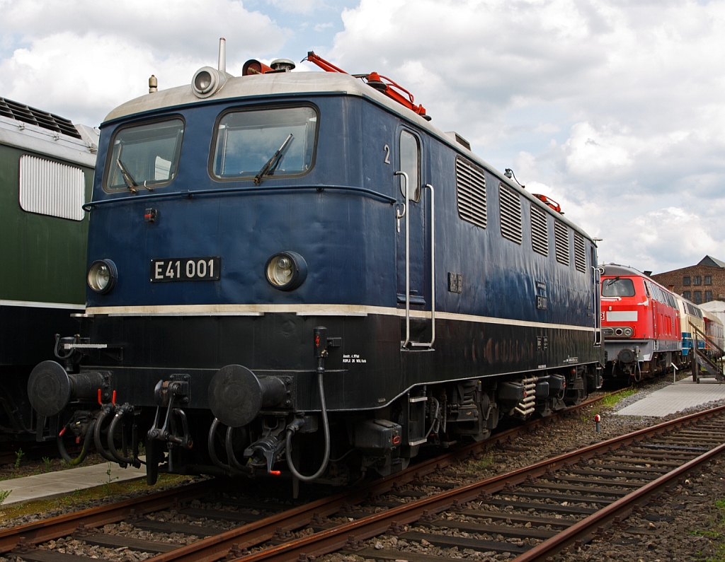 
Die DB E41 001 / 141 001-8 am 18.07.2012 im DB Museum Koblenz, in der Urspungsausfhrung. Die Lokomotiven der BR E 41 waren bestimmt zur Befrderung von leichten Gterzgen sowie zur Befrderung von Personenzgen.  

Die Firmen Henschel und BBC entwickelten die laufachslose Lokomotive. Bereits ab Werk wurde die E 41 mit einer Wendezugsteuerung ausgerstet, um den Betrieb mit Steuerwagen zu ermglichen.  

Die Lok wurde 1956 bei Henschel unter der Fabriknummer 29073 gebaut der elektr. Teil kam von BBC, ab 1968 wurde sie dann als 141 001-8 gefhrt, die Ausmusterung erfolgte 2001. Die Hchstgeschwindigkeit betrgt 120 km/h, die Stundenleistung 2.200 kW bei 84 km/h und das Dienstgewicht 66,4 t sie war die leichteste Baureihe innerhalb des Konzepts der elektrischen Einheitslokomotiven.