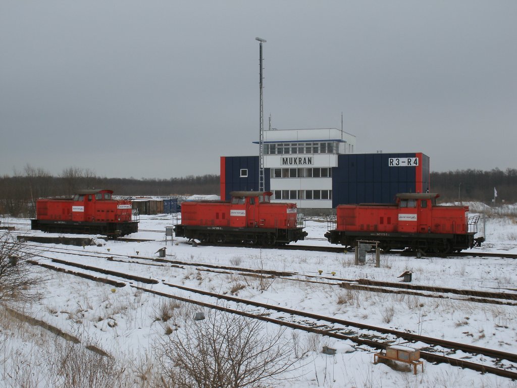 Die drei Breitspur 347er,die zum Unternehmen Baltic Port Rail geh�ren,am 14.Februar 2012,vor dem Breitspurstellwerk in Mukran.