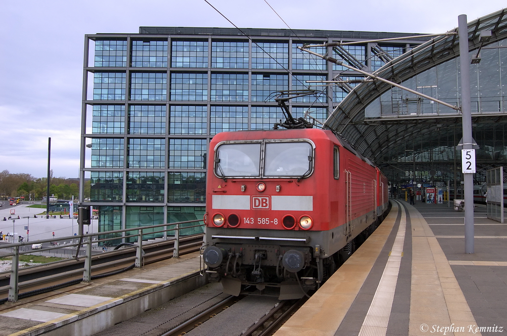 Die Dresdnerin 143 585-8 kommt mit der Cottbuserin 114 039-1 (kalt) durch den Berliner Hbf gefahren. Ziel der beiden Loks ist mir unbekannt. 26.04.2012