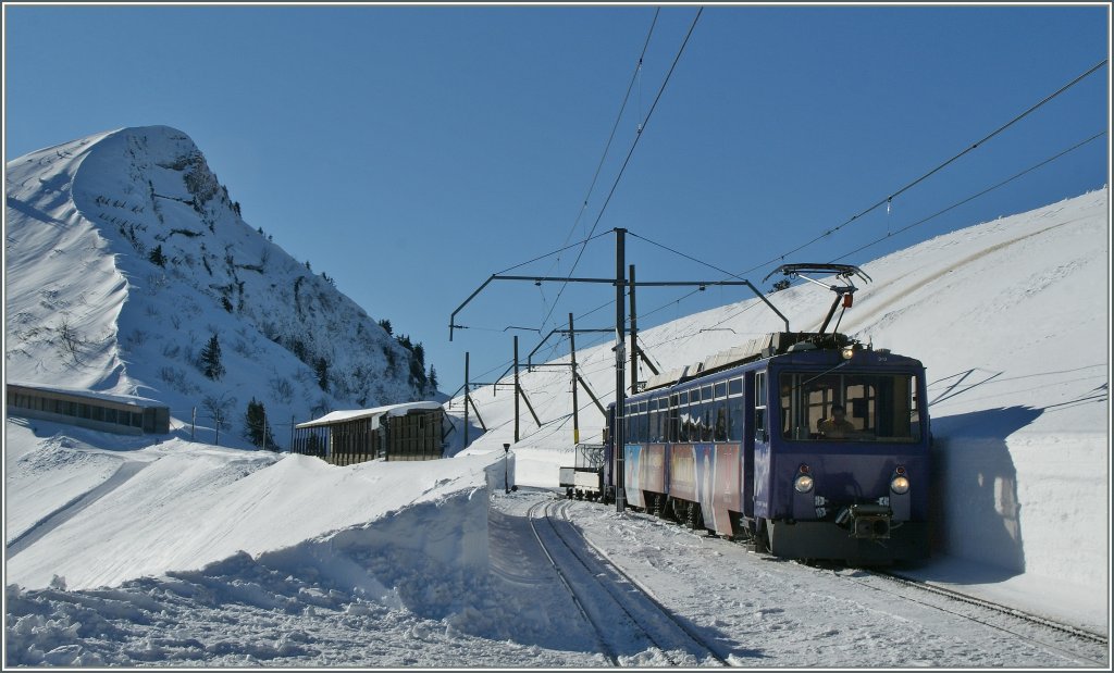 Die eher moderate Schneehhe bei der Haltestelle Jamam ist hier gut zu sehen. 12.Jan. 2012

