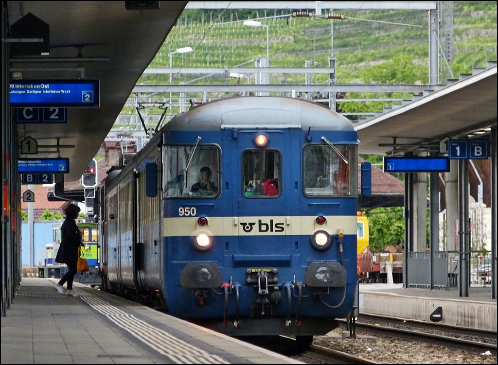 Die etwas andere Sicht auf den BLS Wendezug in Spiez. 22.05.2012 (Jeanny)