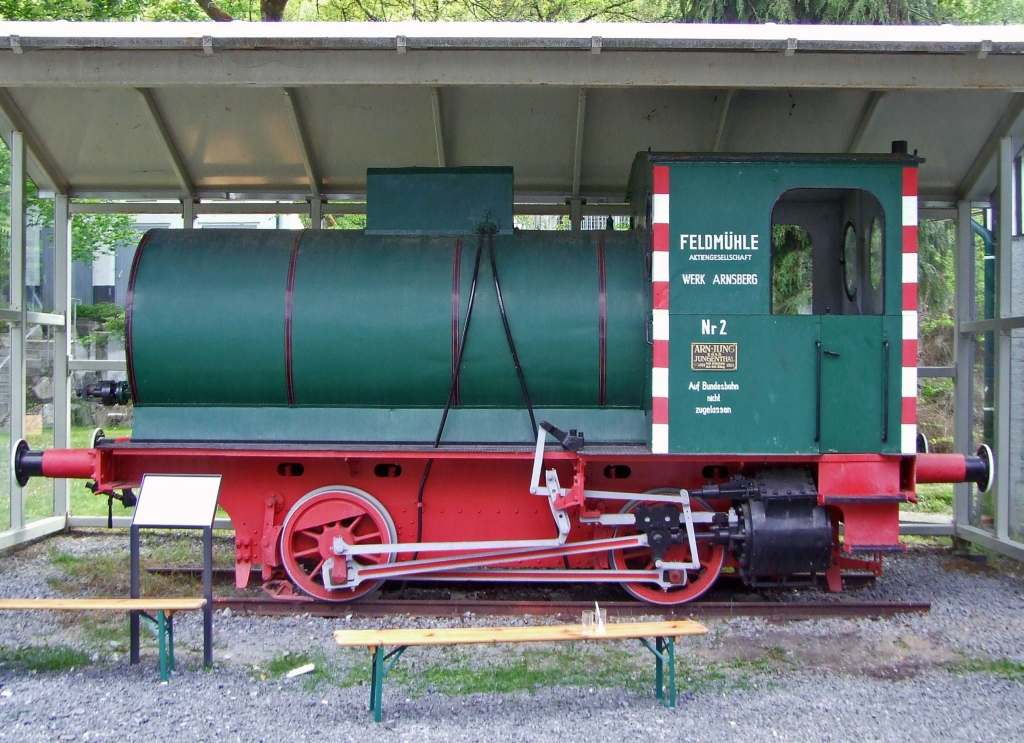 
Die Feuerlose Dampfspeicherlok, ehem. Nr. 2 der Papierfabrik Reisholz AG, Werk Arnsberg, spter Feldmhle AG, bis 1990 im Einsatz, heute im Maschinen & Heimatmuseum Eslohe (29.05.2010). 
Die Lok wurde 1920 bei Jung, Jungenthal bei Kirchen an der Sieg unter der Fabrik-Nr. 3089 gebaut. Sie hat eine Leistung von 150 PS, ein Gewicht von 16,7 t, die Bauart ist B-fl, Normalspur (1.435mm).