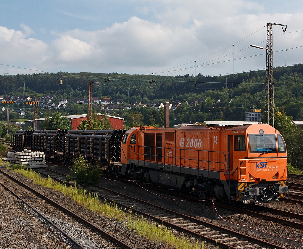 Die G 2000 (Lok 43) der Kreisbahn Siegen-Wittgenstein (KSW) mit Stahlrhren-Gterzug am 29.07.2011 in Siegen (Kaan-Marienborn). Die Rhren wurden gerade am Rhrenwerk abgeholt und werden (ber Siegen) in Kreuztal an DB Schenker, zum weiteren Transport, bergeben.