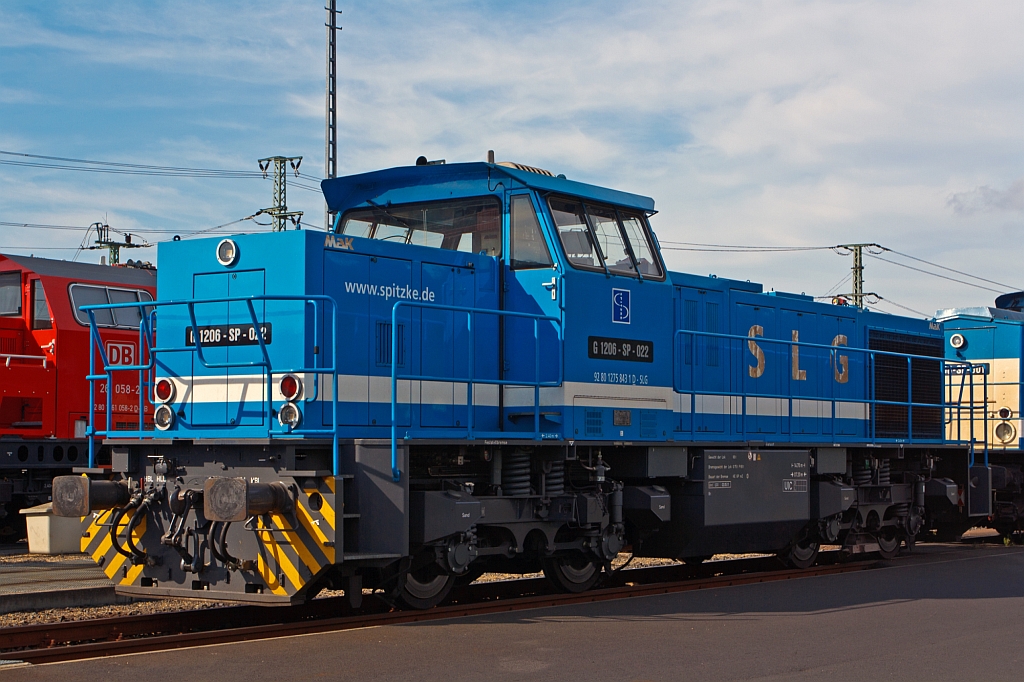 Die G1206-SP-022 der SLG - Spitzke Logistik GmbH abgestellt am 02.09.2012 beim ICE-Bahnhof Montabaur. Die MaK G 1206 wurde 2003 bei Vossloh unter der Fabriknummer 5001475 gebaut, sie hat die NVR-Nummer 92 80 1275 843-1 D-SLG.