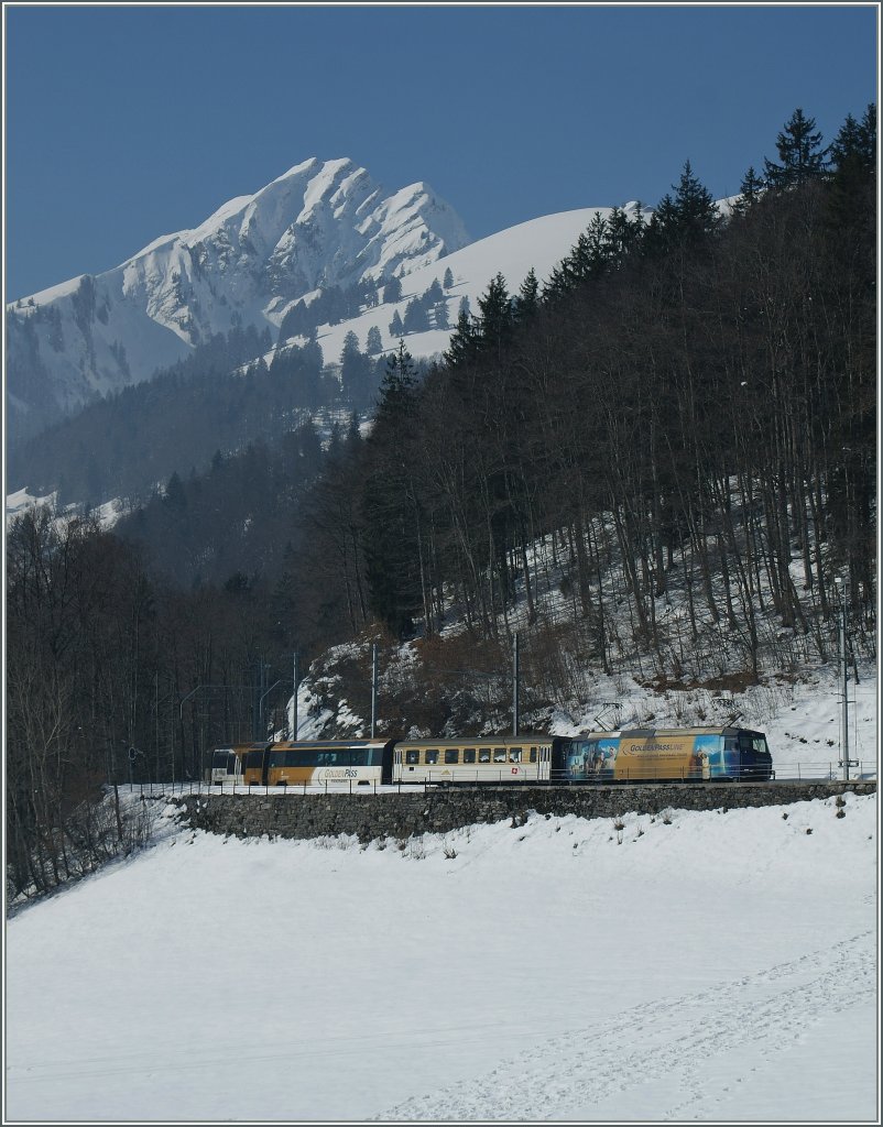 Die GoldenPass MOB Ge 4/4 mit dem MOB Panoramic Express 2124 auf dem Weg nach Zweisimmen bei der Station Les Sciernes. 
26. Feb. 2013