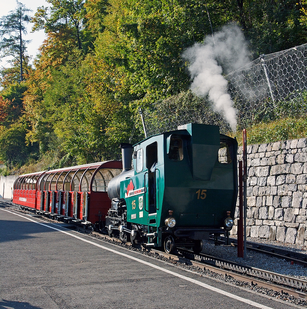 Die Heizl befeuerte BRB 15 Stadt Kanaya (Japan) steht am 30.09.2011 im BRB Bahnhof Brienz fr die nchte Fahrt zum Brienzer Rothorn bereit. Die Lok Baujahr 1996 (3. Generation) wurde unter der Fabrik-Nr. 5690 bei der Schweizerische Lokomotiv- und Maschinenfabrik, Winterthur (heute DLM AG) gebaut.