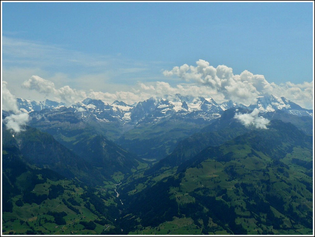 Die Jungfrauregion von Niesen Kulm aus fotografiert am 29.07.2008. (Hans)