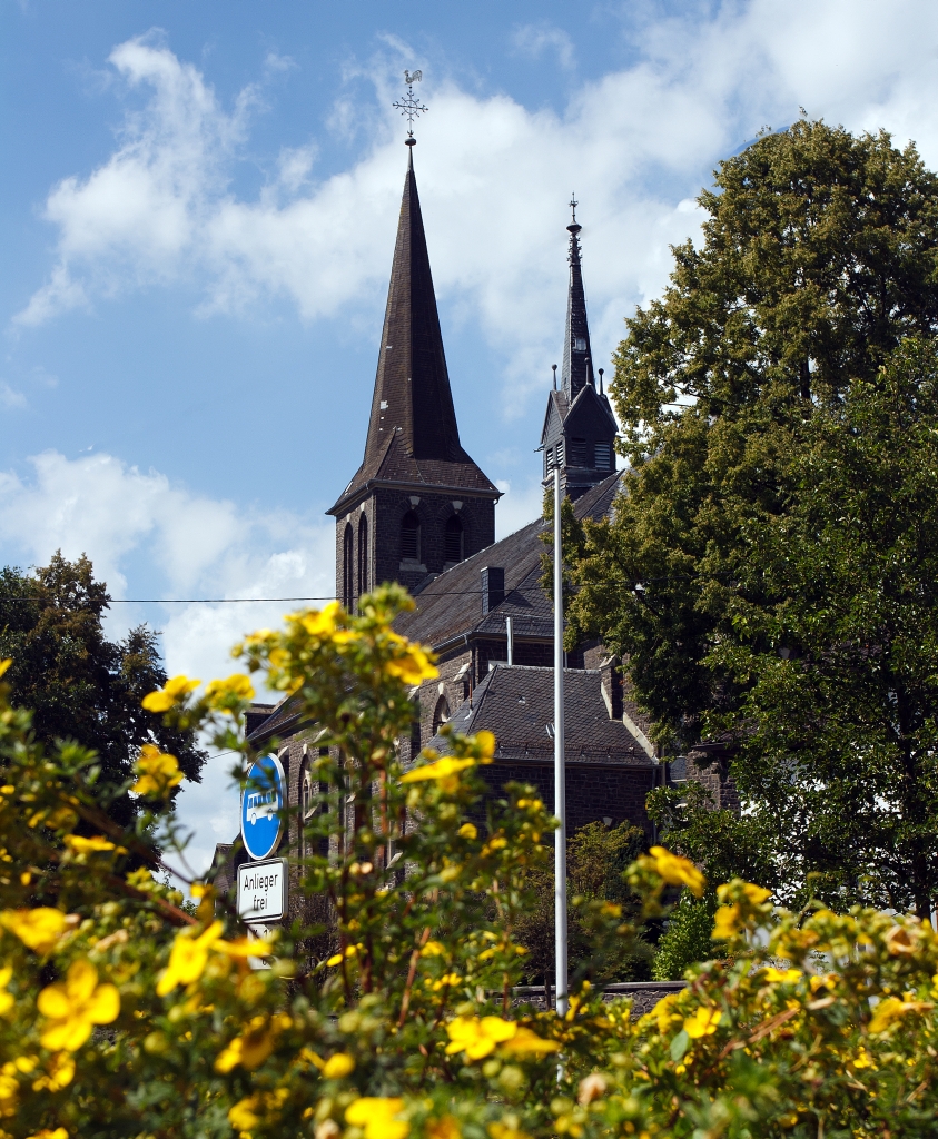 Die katholische Kirche Sankt Jakobus in Rosenheim (hie� fr�her Kotzenroth) im Landkreis Altenkirchen/Ww ,  am 17.08.2011. Die Kirche wurde 1904 aus vor Ort abgebautem Basalt errichtet wurde, steht heute unter Denkmalschutz.