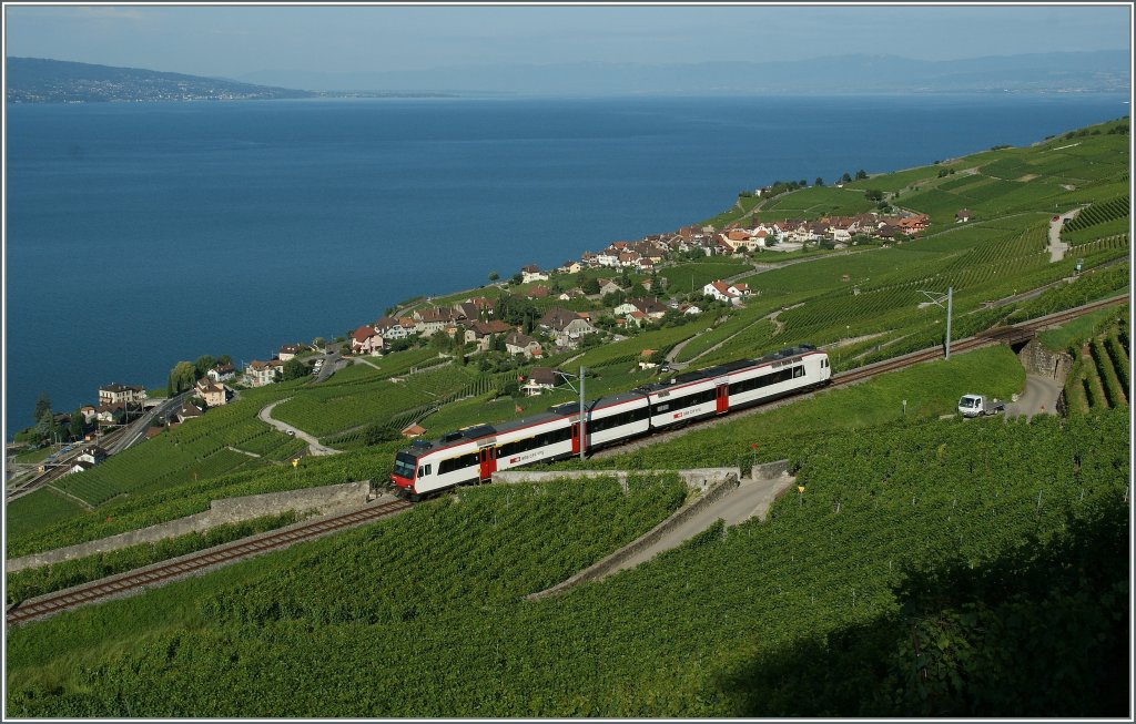 Die Landschaft beleibt schn, und wir nun vermehrt beachtet, da nun langweiliger Zug der S31 seine Blicke nicht mehr auf sich zieht. 
Bei Chexbres, am 10. Juli 2012