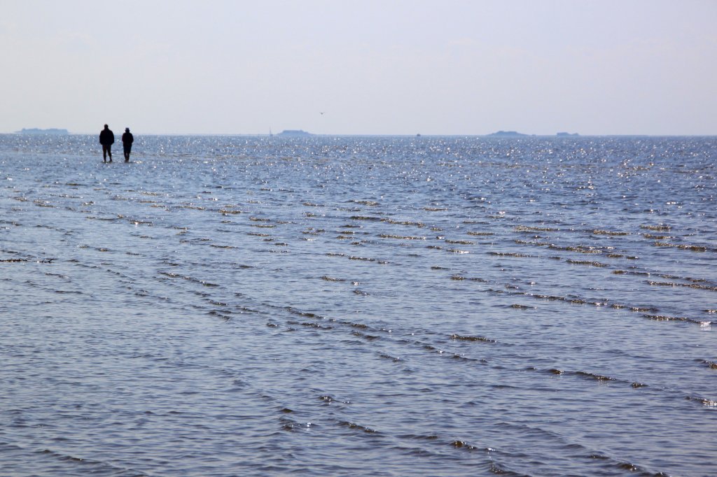 Die Leichigkeit des Seins: Auf F�hr kann man auf dem Wasser gehen ... Das Beweisfoto wurde aufgenommen am 03.07.2012.