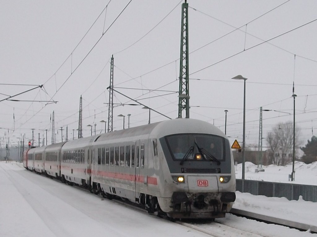 Die letzte Aufnahme 2010 zeigt den einfahrenden IC 2184 Hannover-Binz am 31.Dezember 2010 in Bergen/R�gen.Mit Diesem Bild w�nsche ich uns ein Fotoreiches 2011 !