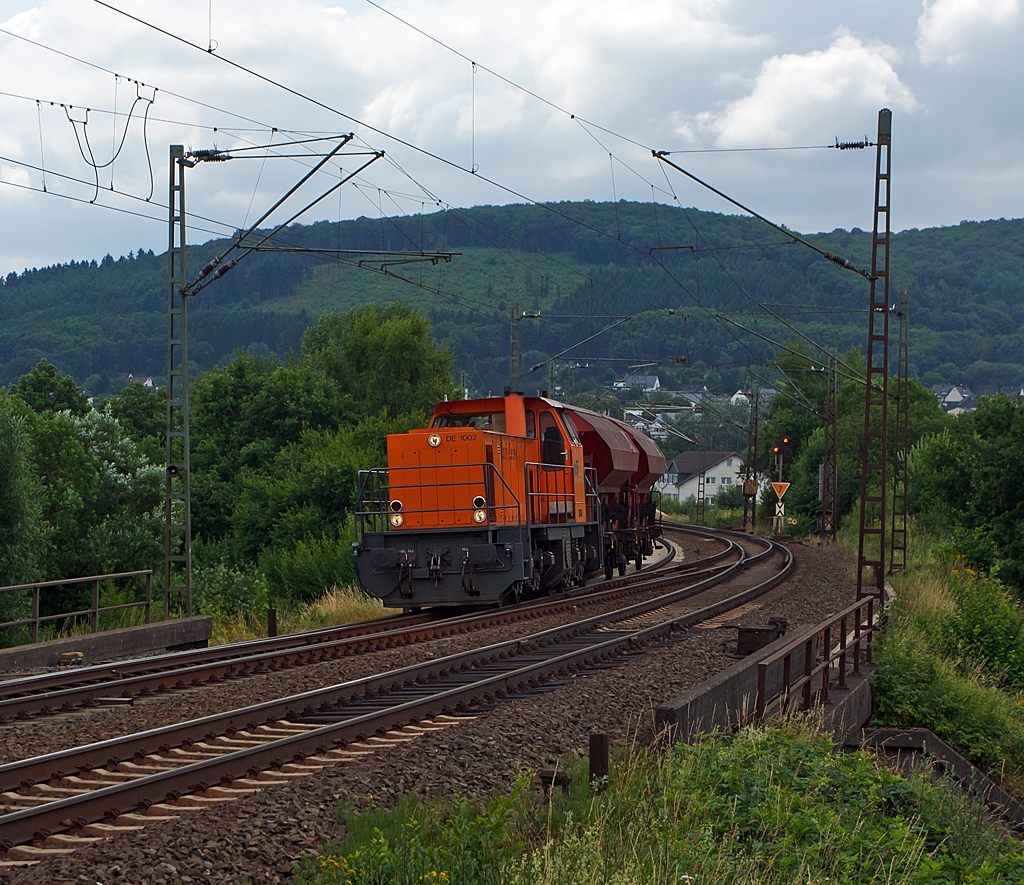 Die Lok 41 (eine MaK DE 1002) der Kreisbahn Siegen-Wittgenstein (KSW), zieht am 11.07.2013 bei Haiger zwei Gedeckte Schttgutwagen mit dosierbarer Schwerkraftentladung und zwei Radstzen (Tds 937) in Richtung Siegen. Diese Wagen werden verwendet fr den Transport von Ammoniumnitrat welches unteranderem zur Sprengstoff Herstellung dient.
Auf Grund der Gleisbaustelle auf der Hellertalbahn musste sie ber Haiger nach Siegen (ber die KBS 445 - Dillstrecke) fahren. 
Die DE 1002 wurde 1988 bei MaK unter der Fabriknummer 1000832  gebaut und an die HEG - Hersfelder Eisenbahn GmbH  als 832 geliefert.  Nach Einstellung des Bahnbetriebes der HEG ging sie konzernintern an HLB - Hessische Landesbahn GmbH Lok 832 und 1996 wurde sie an die frhere Siegener Kreisbahn GmbH als Lok 41 verkauft, die heute als Kreisbahn Siegen-Wittgenstein firmiert.
Die Lok hat heute die NVR-Nummer 98 80 0272 008-0 D-KSW und die  EBA 02B20K 001.
Gegenber den 16 Loks dieses Typs der HGK hat diese Lok einen  MTU 12V396TC13 Motor mit 1.120 kW (1.523 PS) Leistung. Die Leistungsbertragung erfolgt einen Generator auf 4 elektrische (Drehstrom) Fahrmotoren. Generator und die Fahrmotoren sind von BBC (heute ABB).
Die Lok hat eine Hchstgeschwindigkeit von 90 km/h.