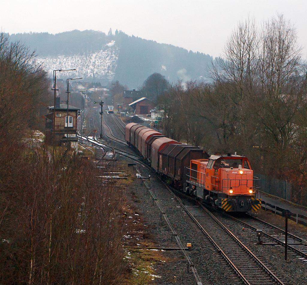 Die Lok 42, eine Vossloh G 1700 BB (F.-Nr. 1001108, Baujahr 2001), der Kreisbahn Siegen-Wittgenstein  (KSW) kommt am 05.12.2012 mit beladenen Coil-Gterzug von Betzdorf/Sieg in Herdorf an, sie fhrt nun auf den Rangierbahnhof der KSW ein. Hinten am Bahnhof hlt gerade ein GTW 2/6 der Hellertalbahn, der gleich nach Betzdorf weiter fhrt.