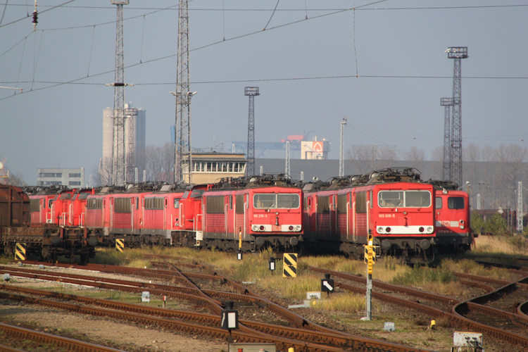 Die Lokreihe von Rostock-Toitenwinkel mit 155 235-5 und 155 018-5.11.11.2011