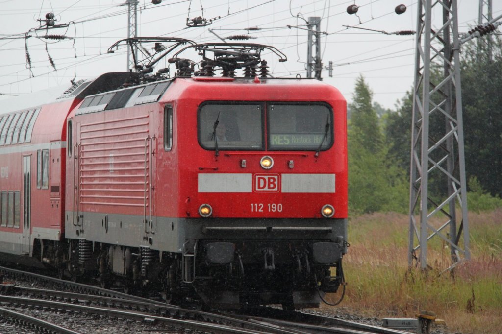 Die Rostocker Lady 112 190-4 mit RE 4360 von Berlin Sdkreuz nach Rostock Hbf bei der Einfahrt im Rostocker Hbf.14.07.2012