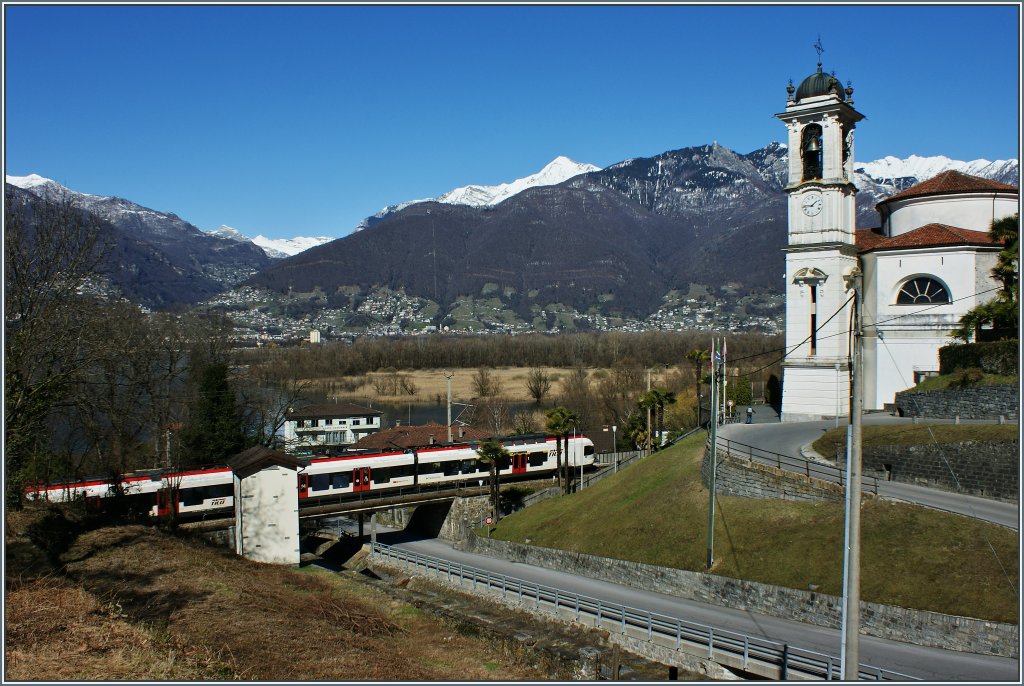 Die S-Bahn 30 Tilo fhrt an der Kirche von Magadino vorbei nach Cadenazzo.
(21.03.2013) 