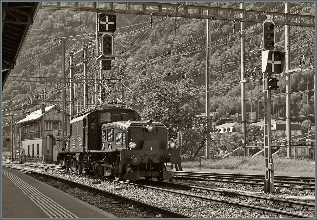 Die SBB  Ce 6/8 III 14305 (Baujahr 1926) in Brig.
20. August 2011