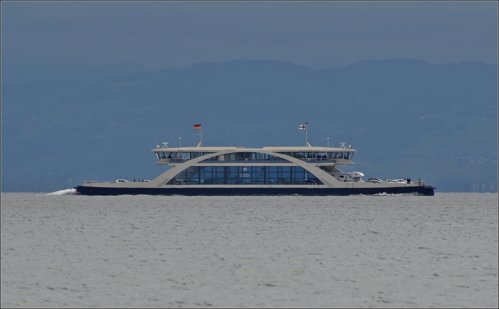 Die schwimmende Br�cke ist untrennbar mit dem Bodensee verbunden. Im Hintergrund das Appenzeller Land. Die F�hre ist nach der Konstanzer Partnerstadt Lodi in Italien benannt. Mainau, im Juni 2013.