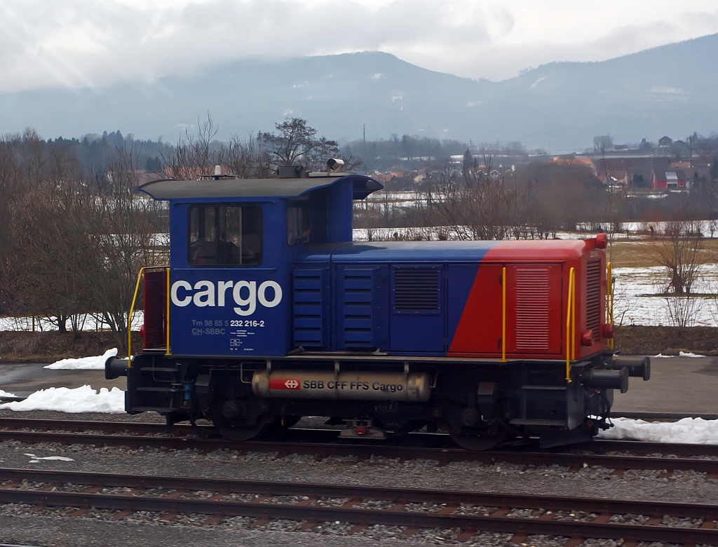 Die Tm 232 216-2 (der SBB Cargo, konnte ich am 25.02.2012, aus einem fahrenden IC, bei Olten aufnehmen. 
Die Tm IV wurde 1975 bei SLM unter der Fabriknummer 5065 gebaut und als Tm IV - 9666 ausgeliefert. Die Remotorisierung und umbezeichnug in Tm 232 216-2 erfolgte 2012, die kompl. NVR-Nummer ist 98 85 5 232 216-2.