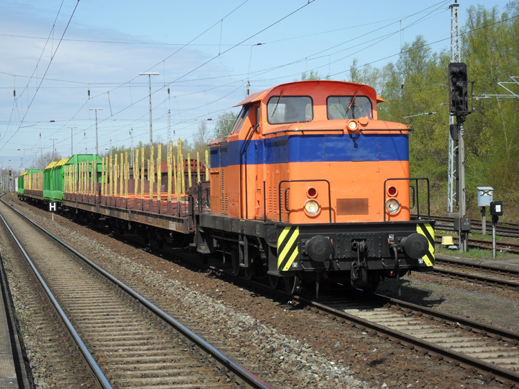 die V60 der Firma Rostocker Fracht-und Fischereihafen GmbH steht mit  dem Leerzug von Stendal-Niedergrne im Bahnhof Rostock-Bramow(27.04.10)