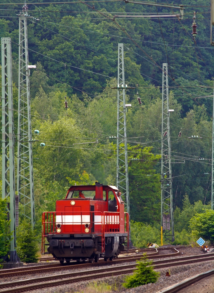 Die WEBA 5 (Westerwaldbahn) eine DH 1004 rangiert am 30.05.2012 in Betzdorf/Sieg. Die Urspungslok ist die DB V100 1177 (ab 1968 DB 211 177-1) welche 1961 von Henschel unter der Fabriknummer 30526  gebaut wurde. 1998 erfolgte der Umbau durch Vossloh nach dem Konzept von On Rail mit Serienteilen der Type G 1205 unter Verwendung von Rahmen und Drehgestellen in die DH 1004. Sie besitzt einen MTU 12V396TC14 Motor mit 1.030 kW (1.400 PS) Leistung.