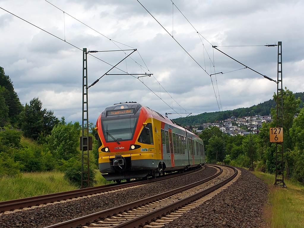 Diese Fotostelle hatte ich schon mal Anfang April getestet nur heute war hier das Licht nicht so gut...
 
Ein 5-teiliger Flirt 429 542 / 042 der HLB (Hessischen Landesbahn) als RE99 / RE 40 Siegen - Gieen - Frankfurt Hbf, fhrt hier am 22.06.2013 kurz hinter Dillenburg-Niederscheld auf der Dillstrecke (KBS 445 bei km 127,6) weiter in Richtung Gieen.

Die Linie verkehrt in NRW als RE 99 und im Gebiet des Rhein-Main-Verkehrsverbundes in Hessen als RE 40. Von Siegen fhrt der Regional-Express ber die Dillstrecke bis Gieen, wo er montags bis freitags mit einem Flgelzug aus Marburg zusammengekoppelt und fhrt dann nach einem Fahrtrichtungswechsel ber die Main-Weser-Bahn weiter nach Frankfurt (Main) Hauptbahnhof.
