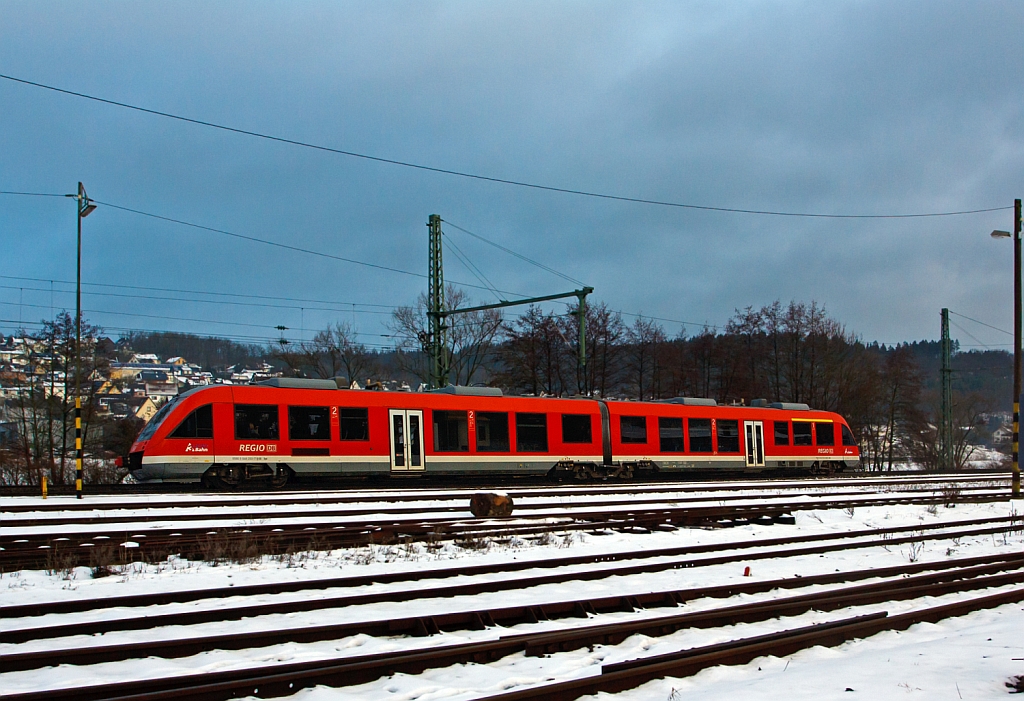 Dieseltriebwagen 648 203 / 703 (Alstom Coradia LINT 41) der DreiLnderBahn als RB 95 (Au/Sieg-Siegen-Dillenburg), am 28.01.2013 bei Scheuerfeld/Sieg, nchter Halt Betzdorf/Sieg.