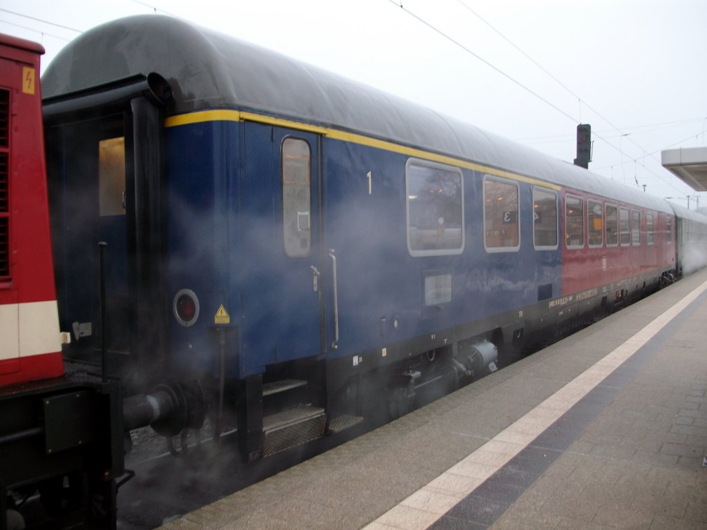 Dieser Kakadu Halbspeisewagen ARmh 56 80 85-92 151-4 geh�rt der PRESS und war am 15.Januar 2011 in einem Sonderzug in Bergen/R�gen.