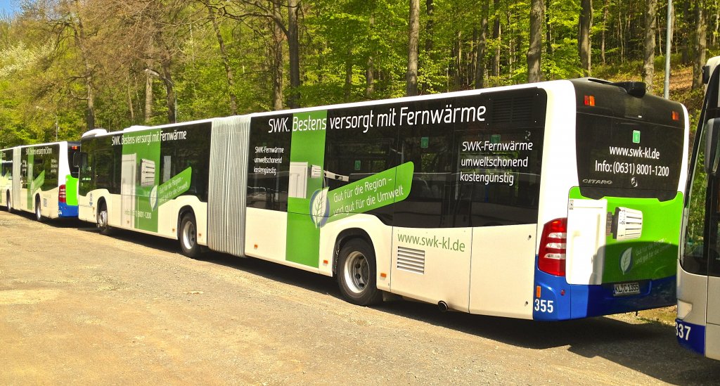 Dieser Mercedes-Benz Citaro G C2 der Stadtwerke Kaiserslautern (Wagen 355) stand whrend des 2. Bundesligaspiels 1.FCK gegen FSV Frankfurt am 5.5.2012 auf einem Park-and-Ride-Parkplatz und wartete auf das Ende des Spiels.